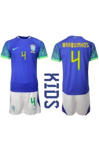 Brasil Marquinhos #4 Babyklær Borte Fotballdrakt til barn VM 2022 Korte ermer (+ Korte bukser)
